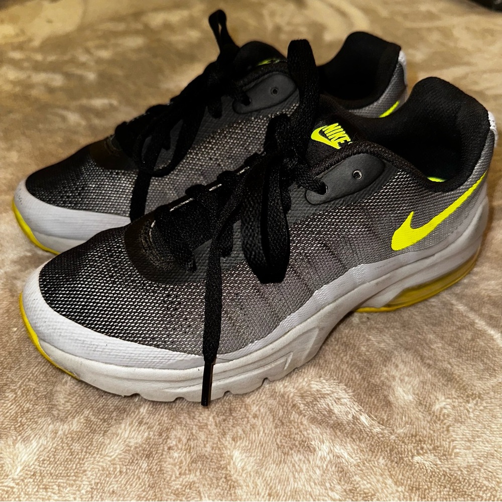 Women’s/Junior’s Nike Air Max-s-5.5